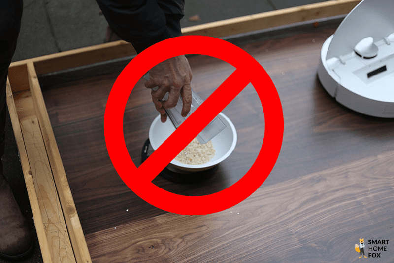 Es wird gezeigt, dass beim Dreame L10s Ultra der mobile Staubbeutel nicht per Hand ausgeleert werden muss